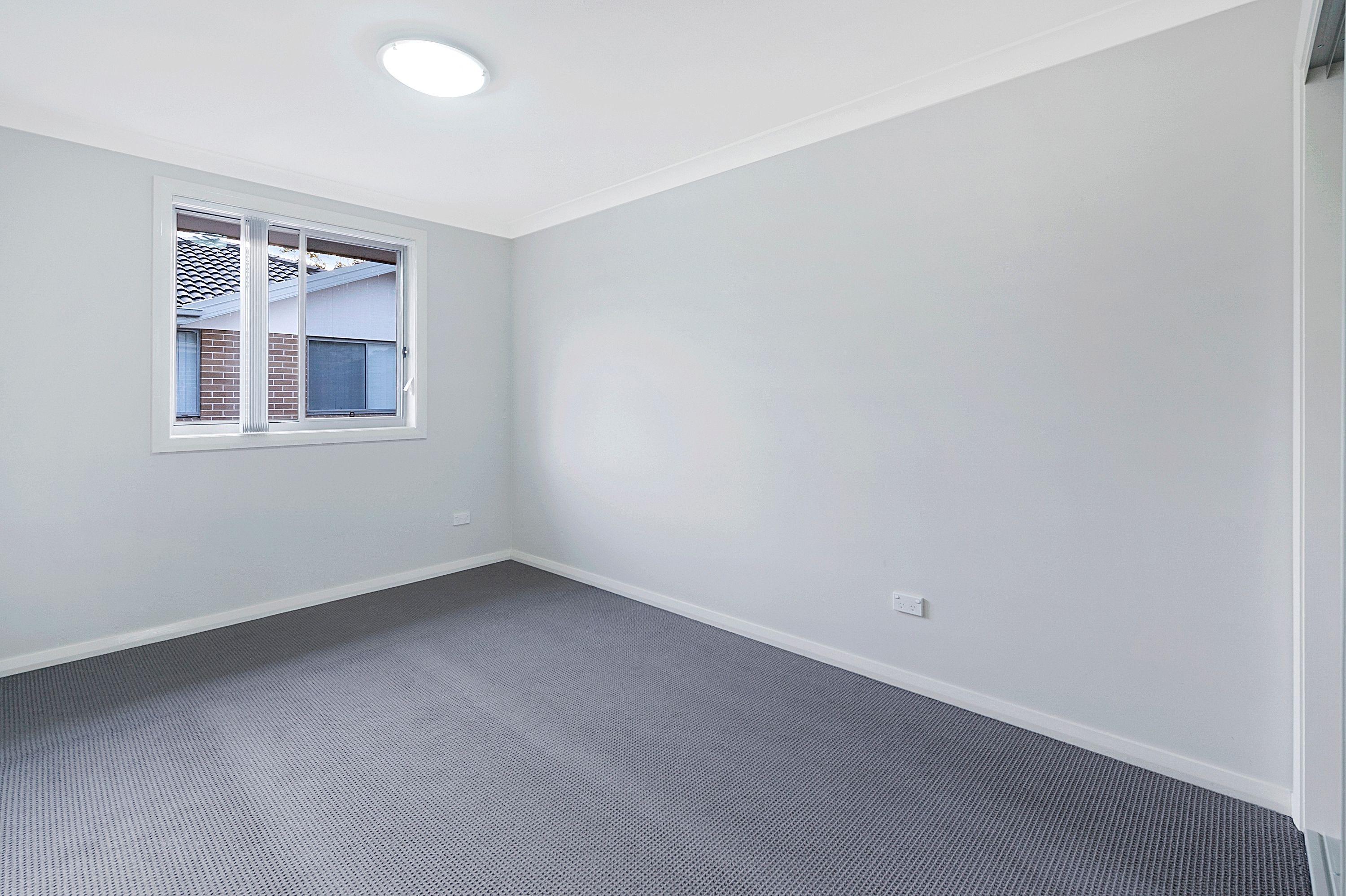 MODERN TOWN HOUSE WITH 2 GARAGES - WALK TO TRAIN STATION