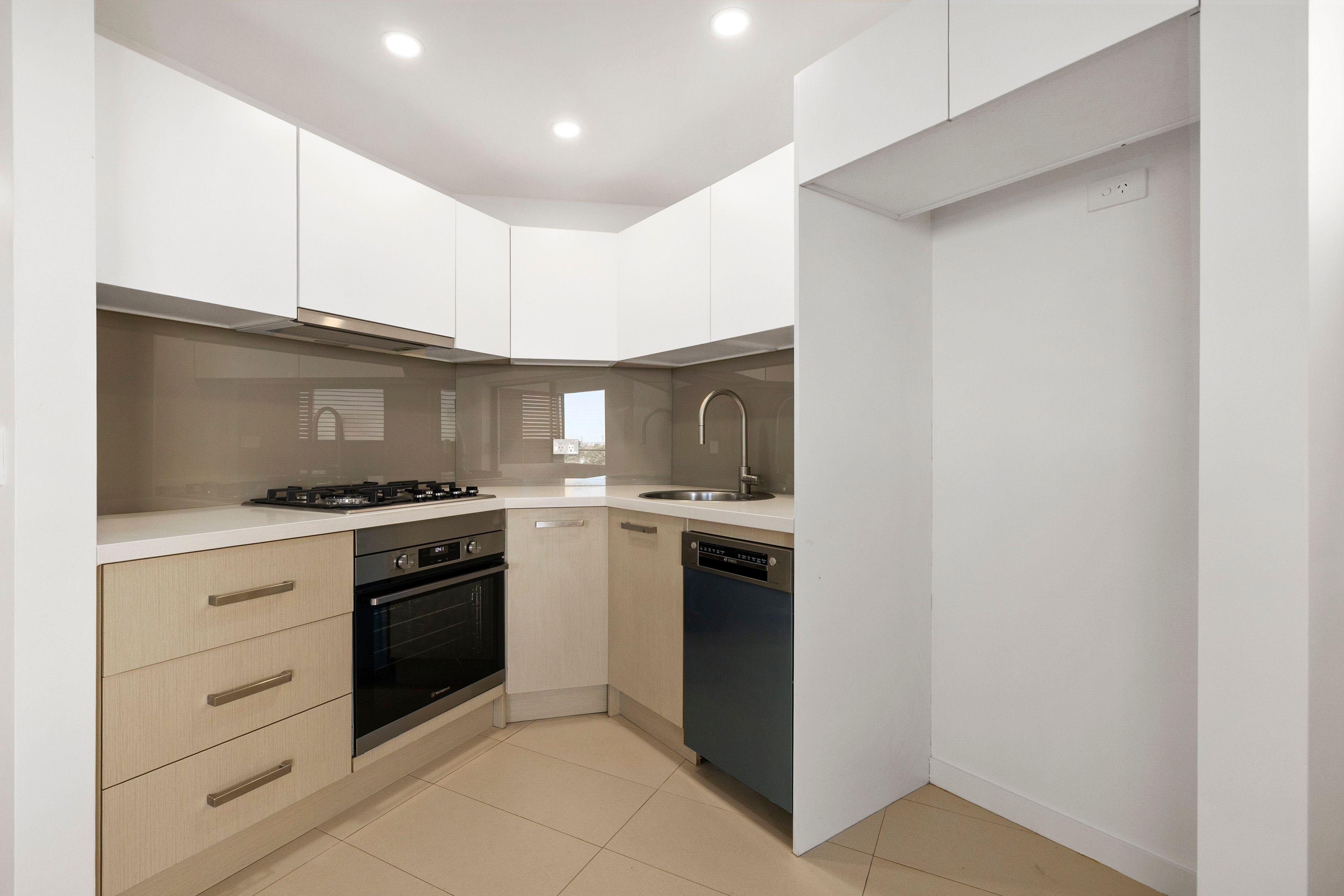 Modern Corner Apartment Offering Lifestyle and Convenience in the Heart of Maroubra