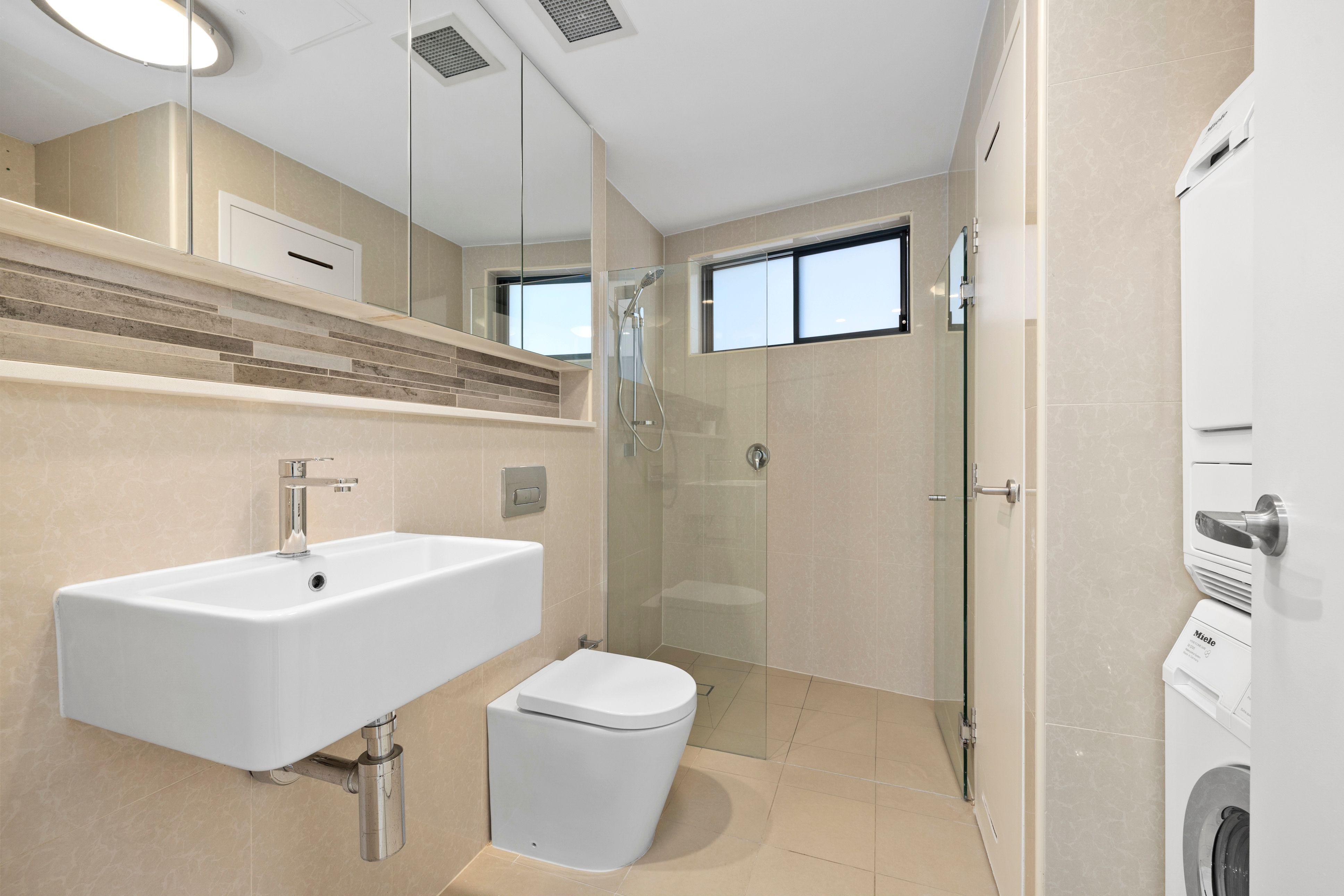 Modern Corner Apartment Offering Lifestyle and Convenience in the Heart of Maroubra