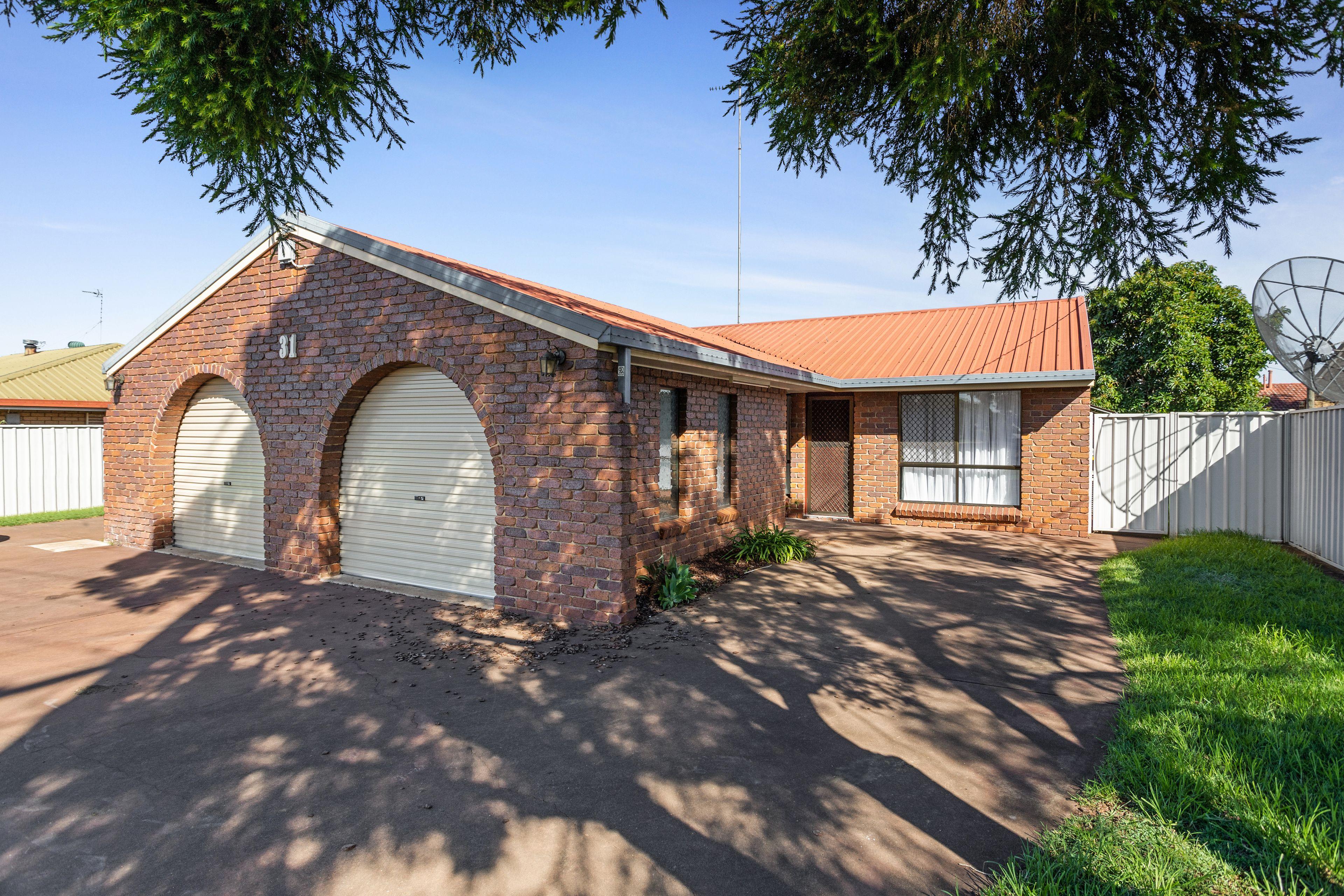 Prop-GPT: DuplexSemi-detached: QLD Darling Heights, QLD 4350 Home For Rent