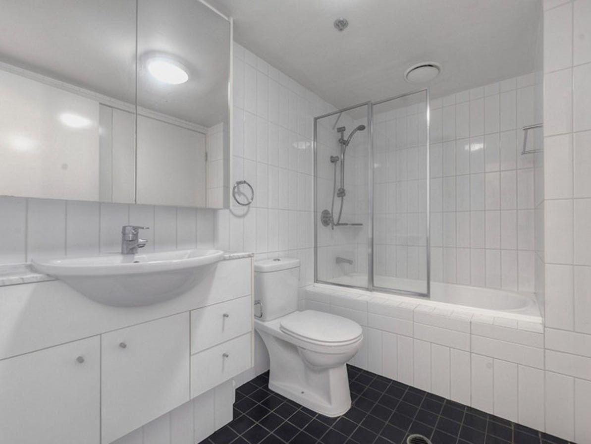 Fully Furnished | River Views & Two Carparks