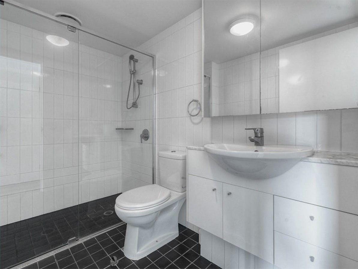 Fully Furnished | River Views & Two Carparks