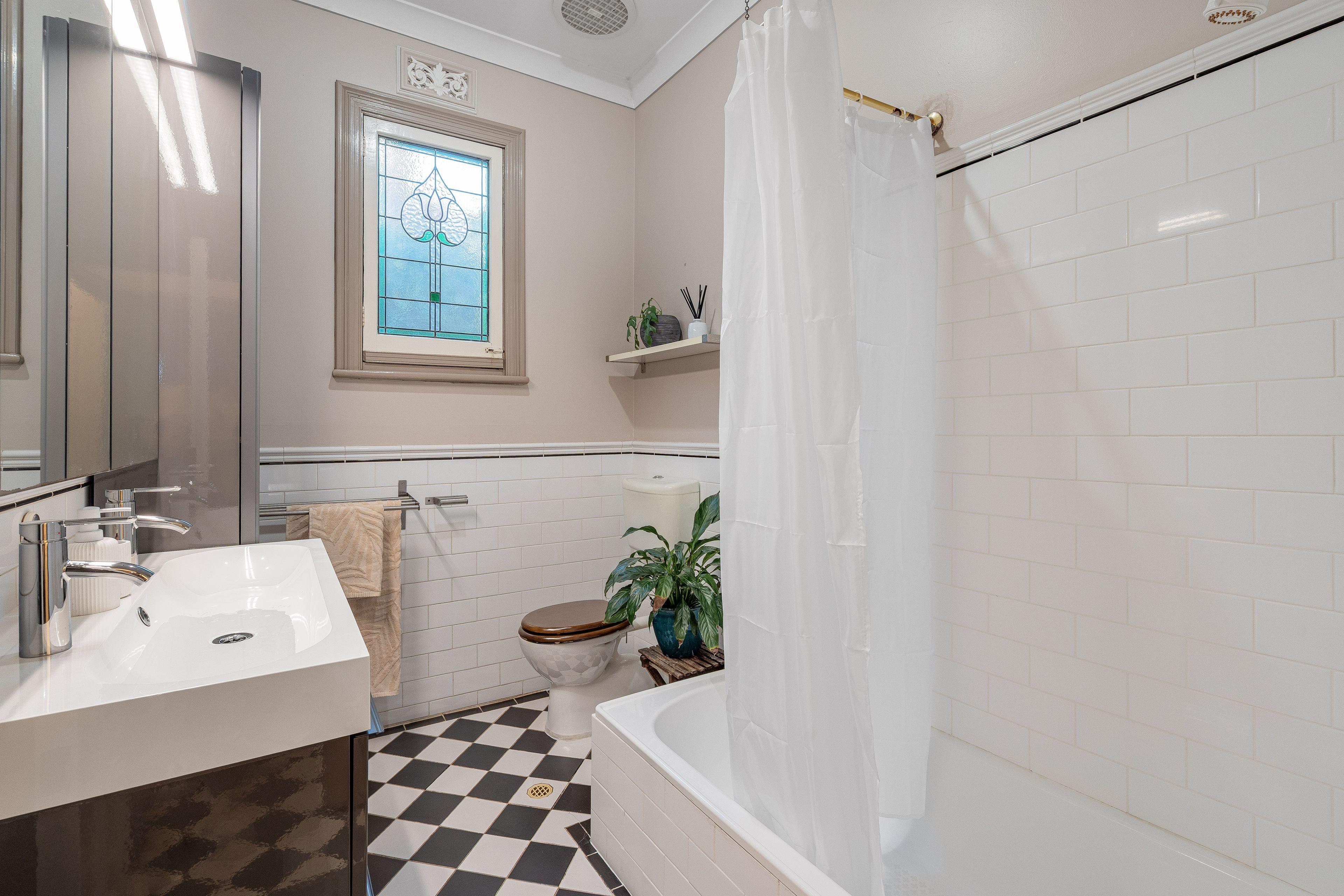 4 bedroom character-filled home for rent in PROSPECT!