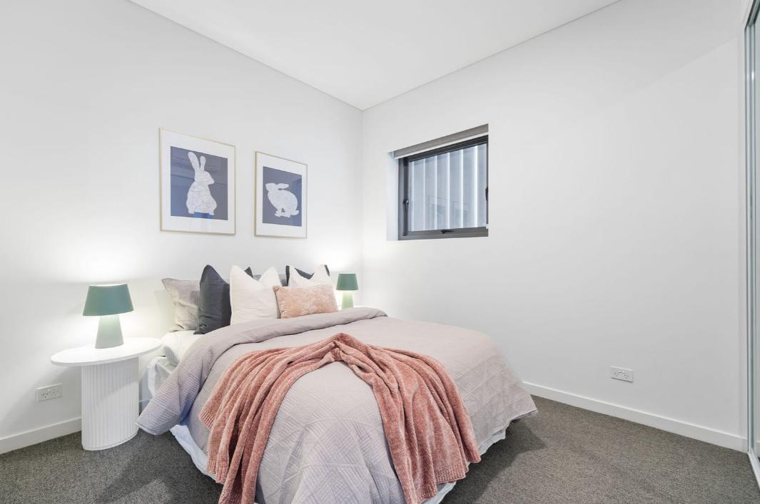 Modern 2 Bedroom Apartment with Water Views in Wentworth Point