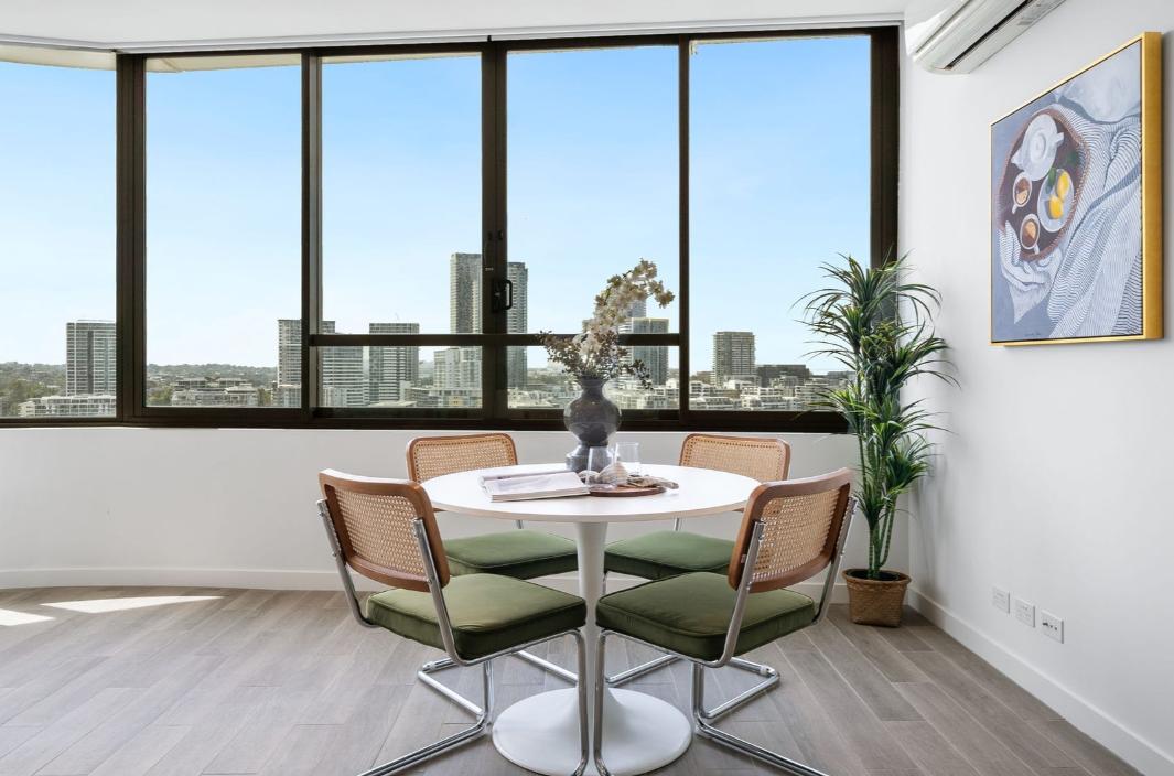 Modern 2 Bedroom Apartment with Water Views in Wentworth Point