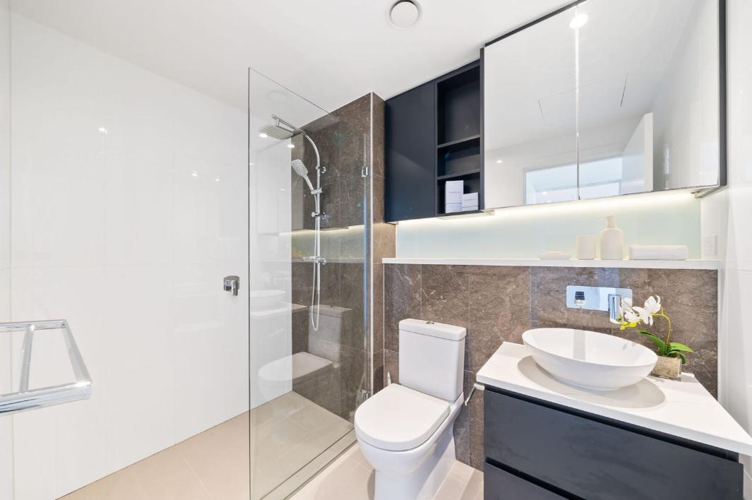 Modern 2 Bedroom Apartment with Water Views in Wentworth Point