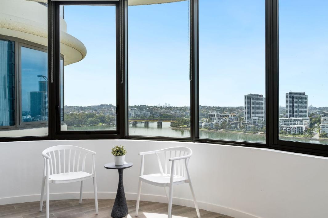 Modern 2 Bedroom Apartment with Water Views in Wentworth Point