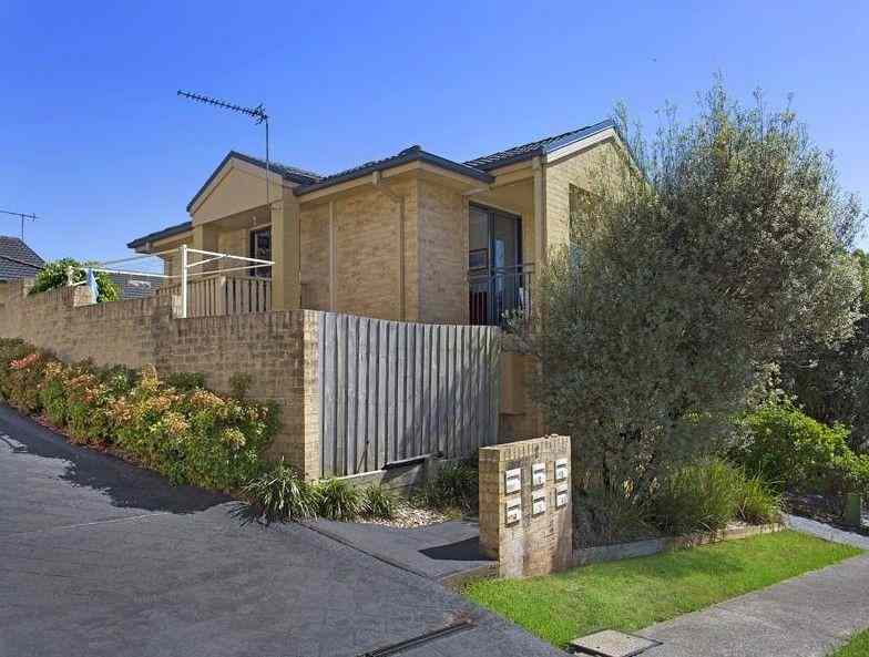 Prop-GPT: Townhouse: NSW Flinders, NSW 2529 Spacious 2 Bedroom Townhouse with Garage