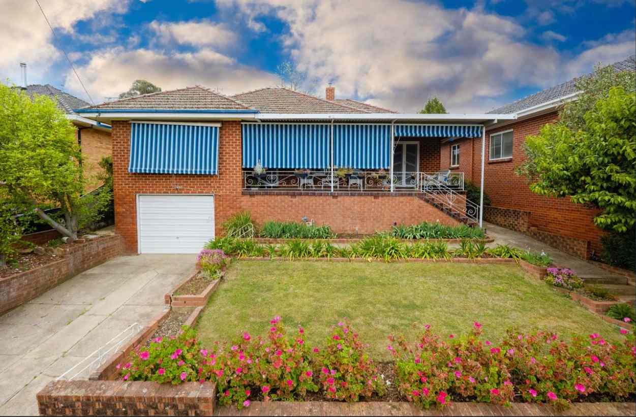 Prop-GPT: House: NSW East Albury, NSW 2640 Comfortable Living in Sought-After East Albury