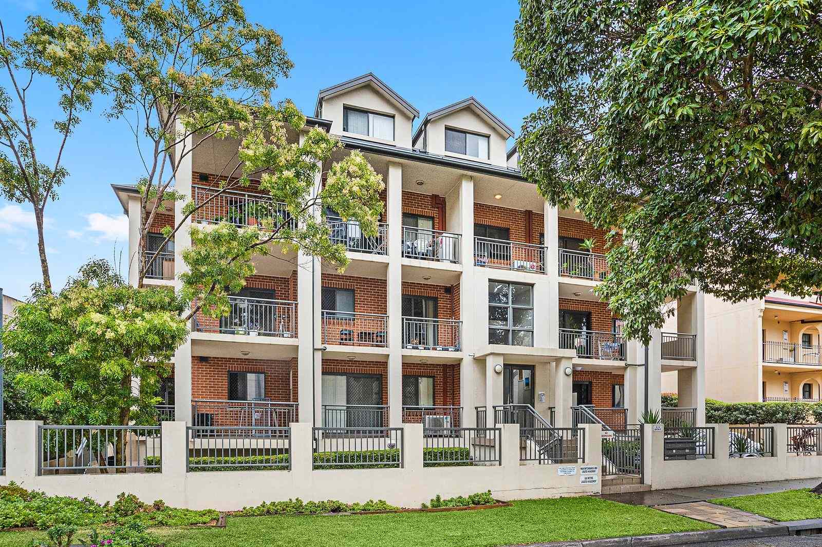 Prop-GPT: Unit: NSW Rockdale, NSW 2216 2 Bedroom unit with oversized courtyard