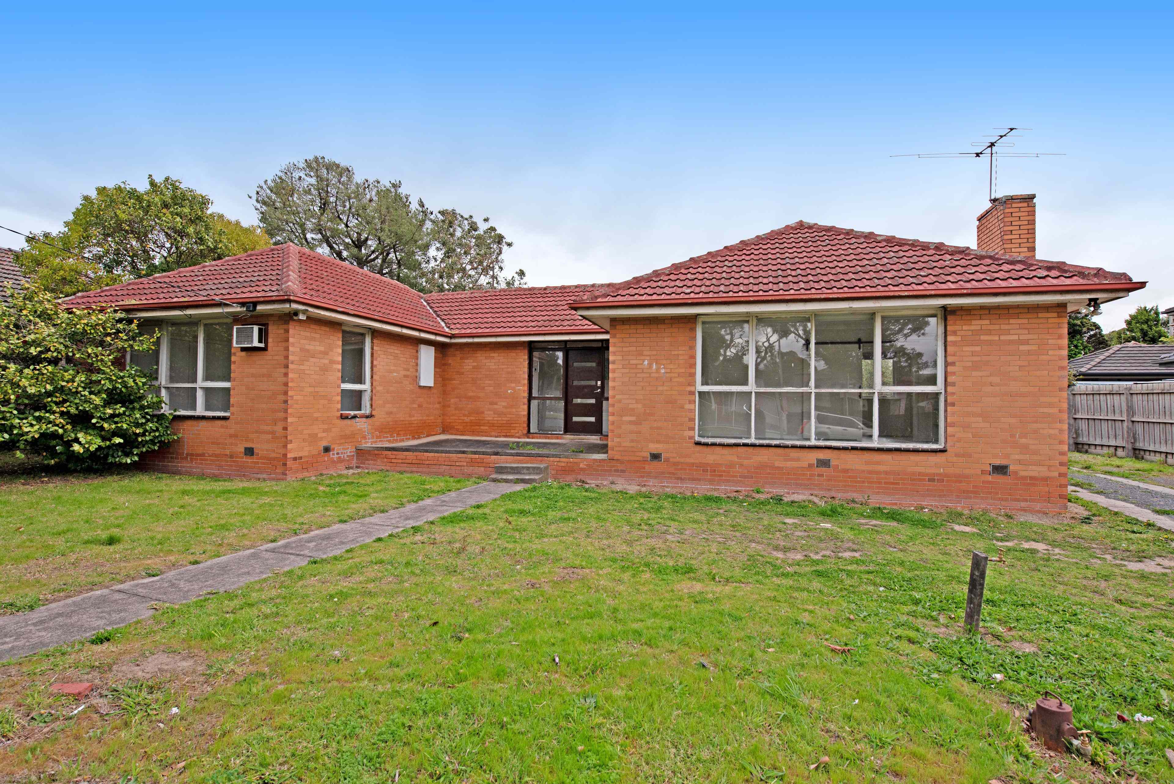 Prop-GPT: House: VIC Forest Hill, VIC 3131 Classic Brick Family Home
