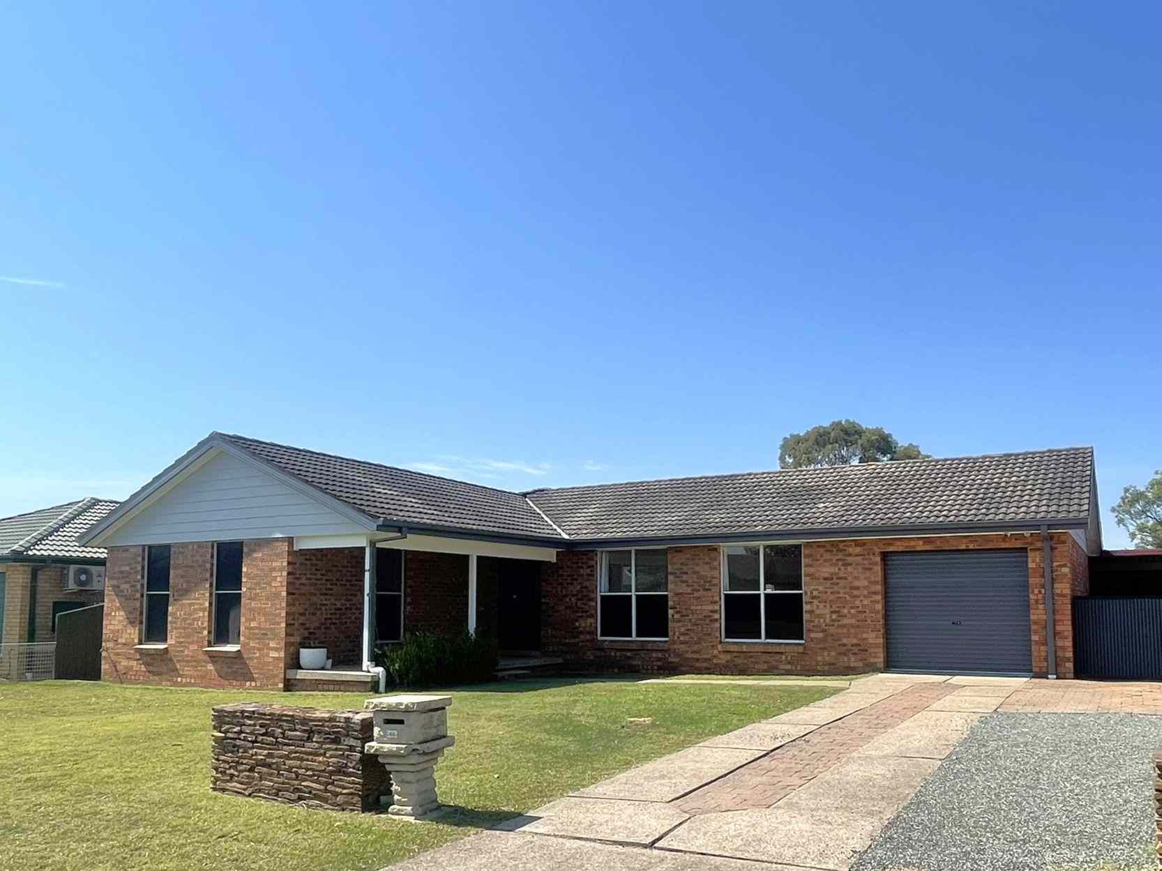 Prop-GPT: House: NSW Singleton, NSW 2330 Modern, Bright & Beautifully finished