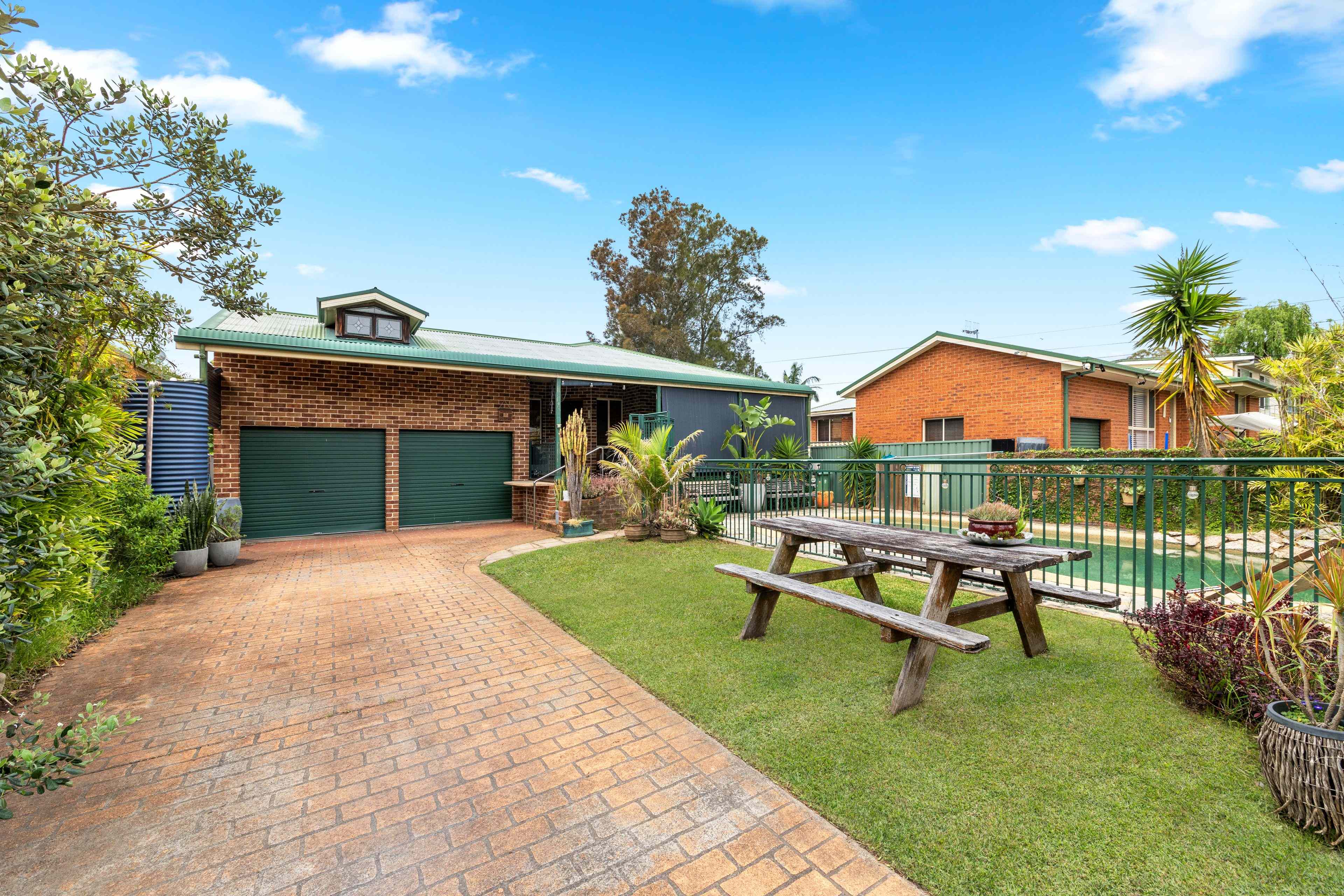 Prop-GPT: House: NSW Chittaway Bay, NSW 2261 Spacious & Modern Family Home