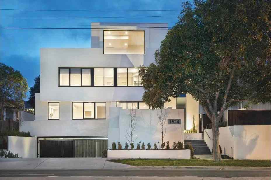 Prop-GPT: Townhouse: VIC Glen Iris, VIC 3146 SENSATIONAL MODERN TOWN RESIDENCE
