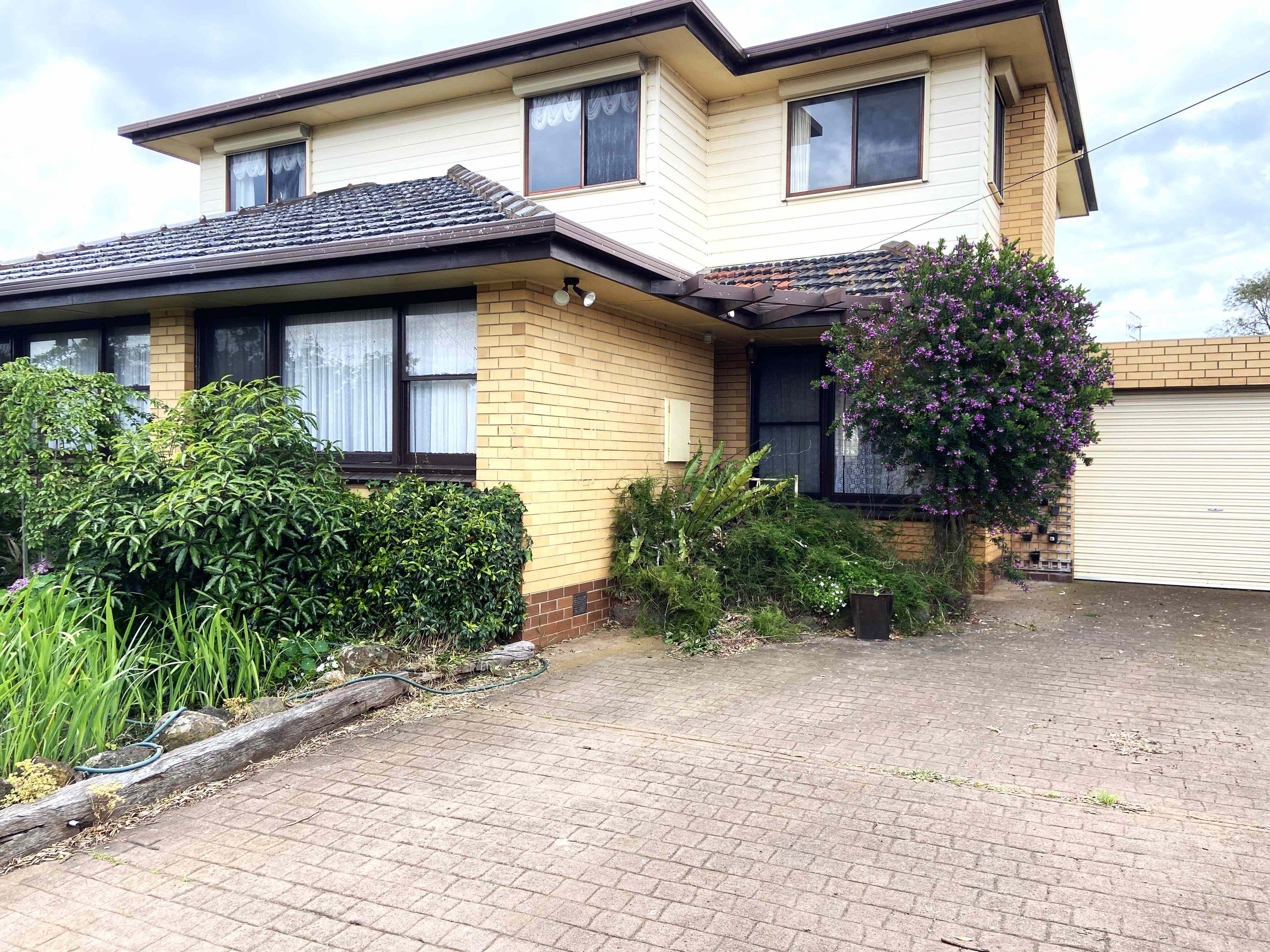 Prop-GPT: House: VIC Warrnambool, VIC 3280 Spacious 6-Bedroom Family Home