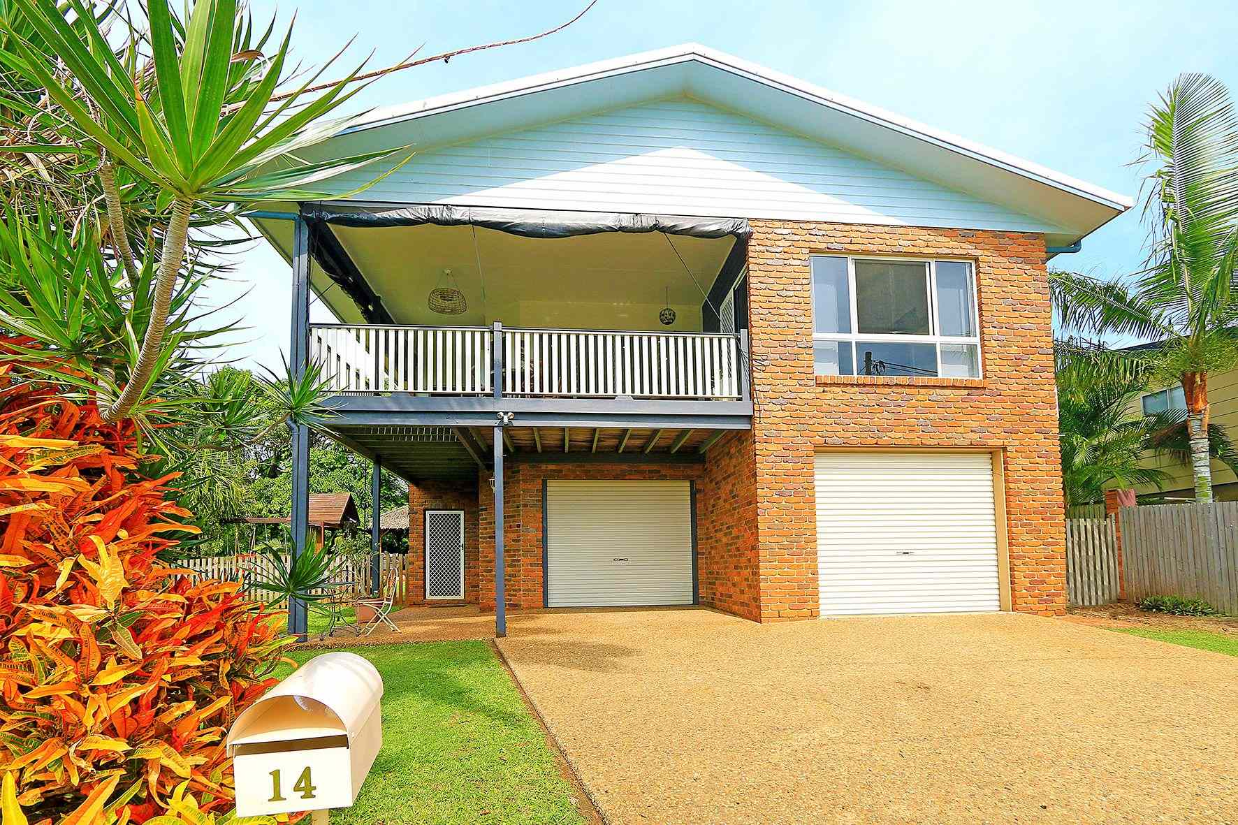 Prop-GPT: House: QLD Meikleville Hill, QLD 4703 4 BEDROOM FAMILY HOME ON MEIKLEVILLE HILL!