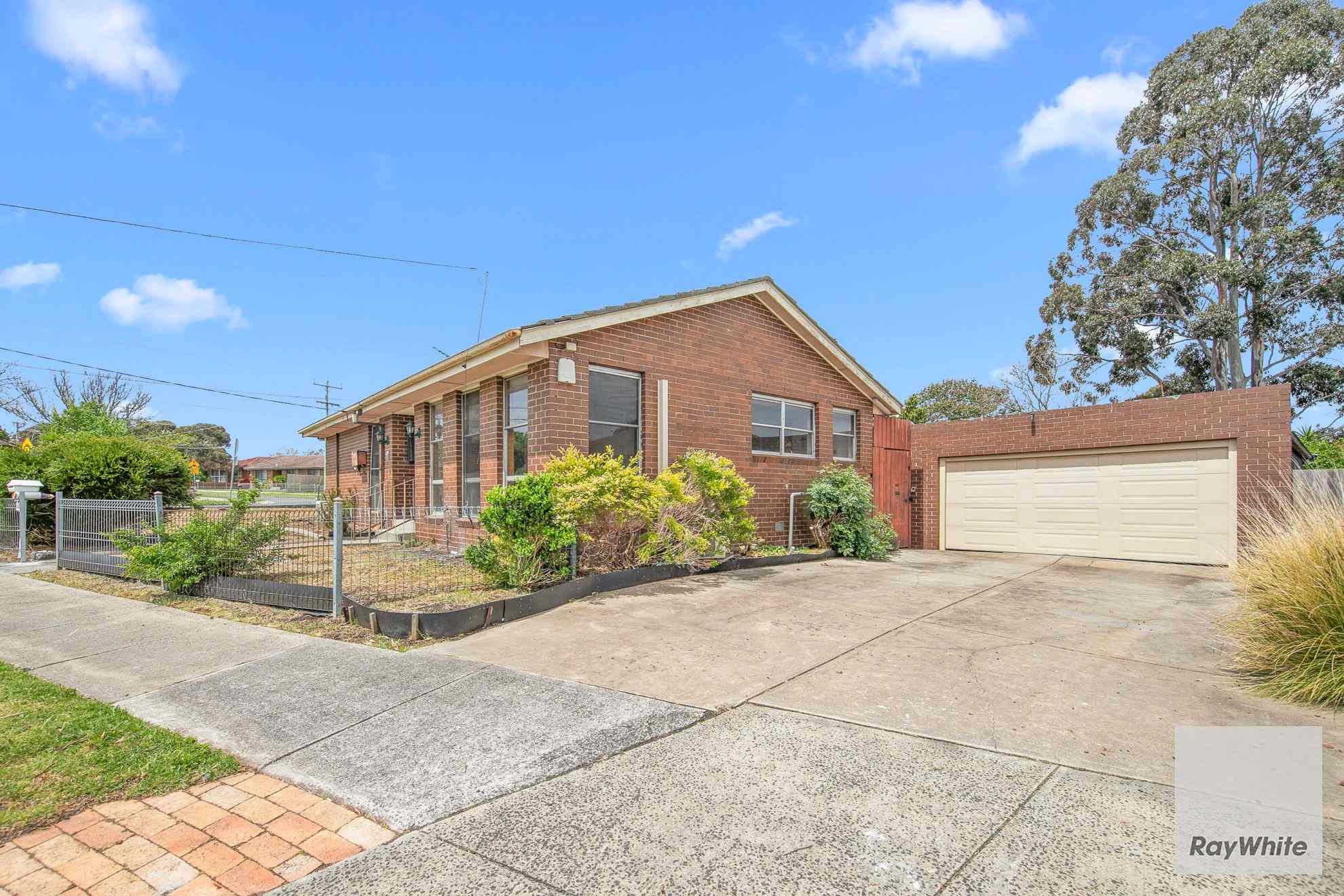 Prop-GPT: House: VIC Coolaroo, VIC 3048 NEWLY RENOVATED, CHECK ME OUT!