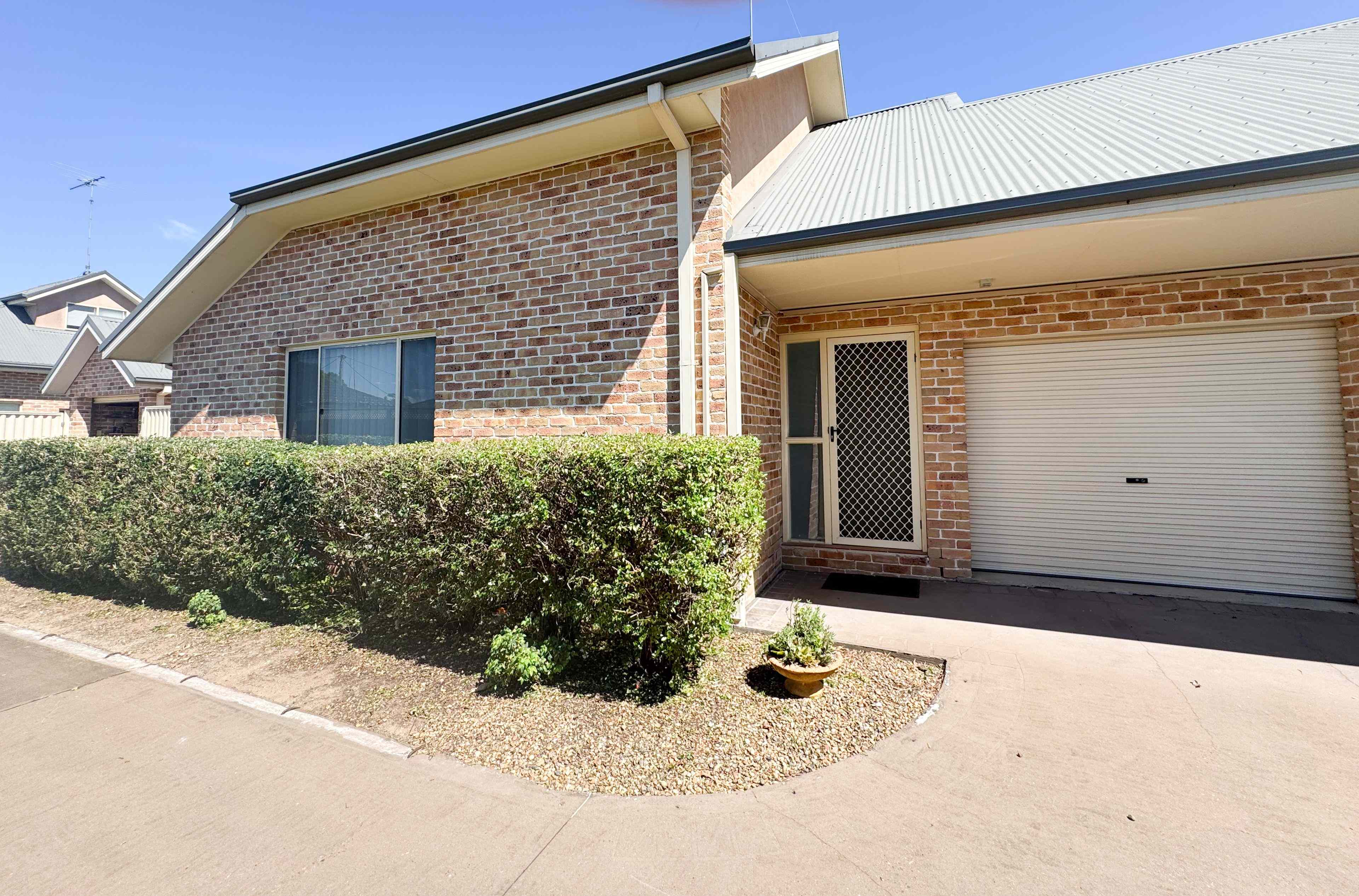 Fresh & Bright 2 Bedroom Townhouse: NSW Cambridge Park, NSW 2747 Townhouse | Prop-GPT the AI-Powered Property Portal