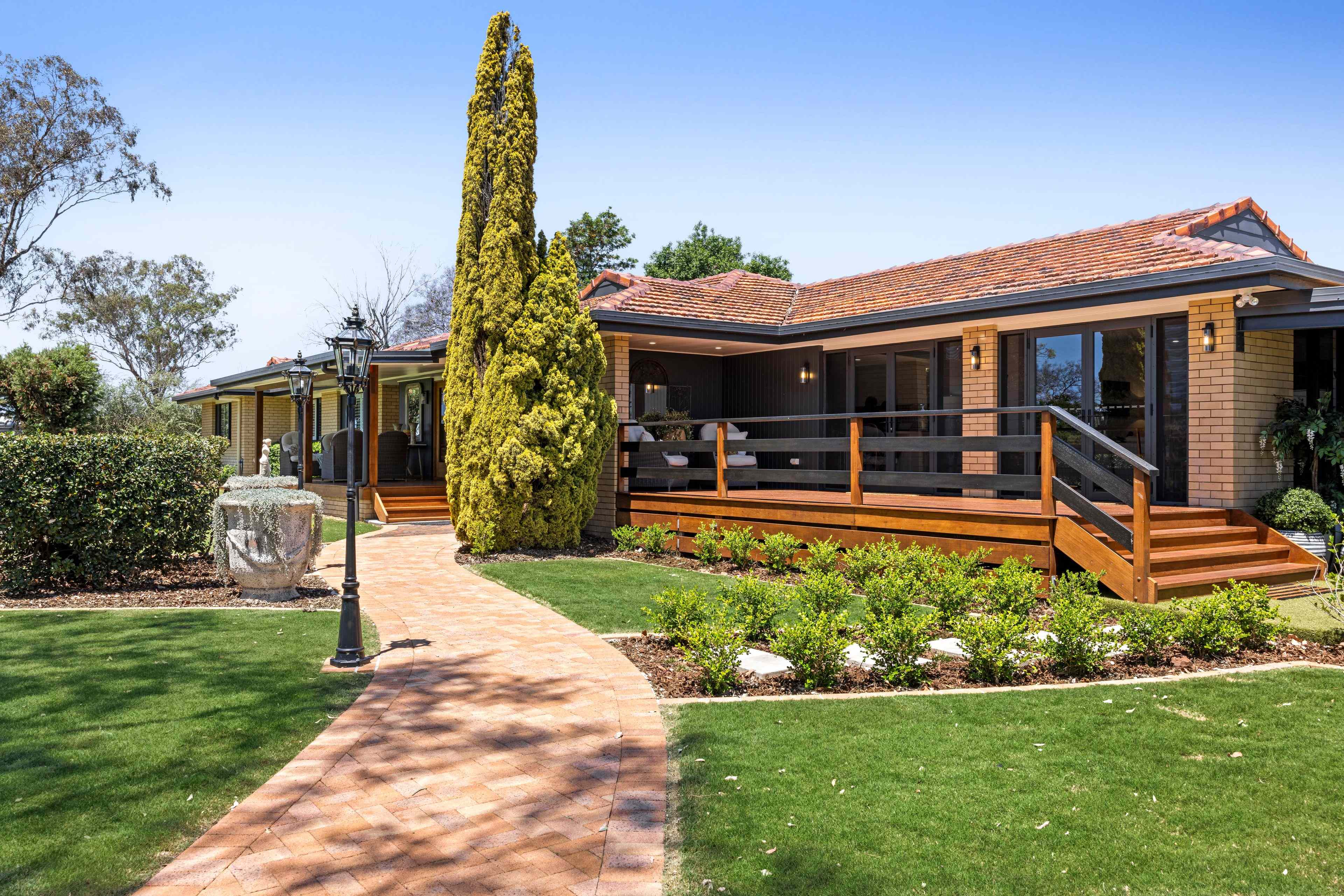 Toowoomba Prestige Meets Country Privacy - 
