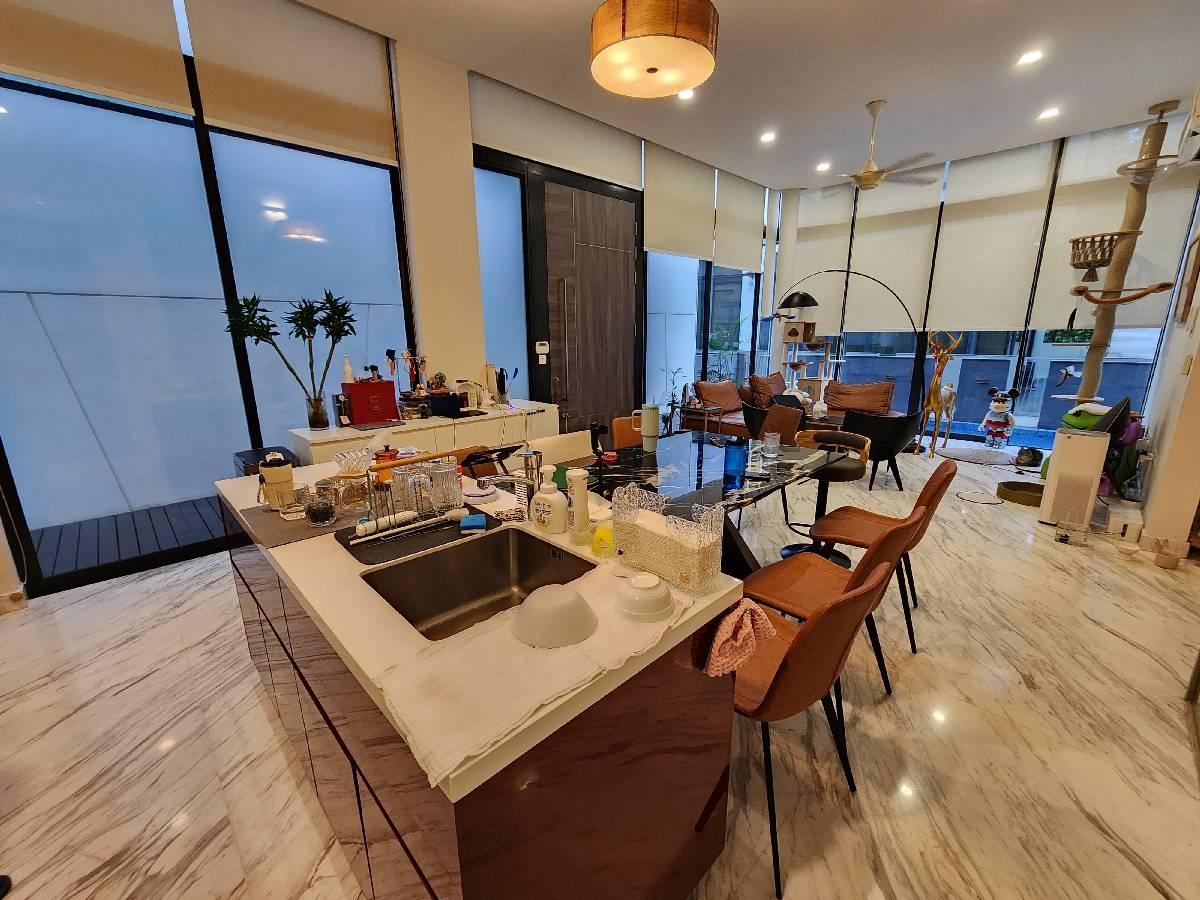 Prop-GPT: Detached: D10  Mt Sinai Residences