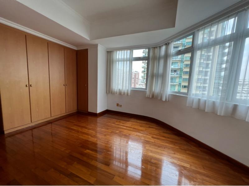 Apartment for Sale, The Sierra Apartment For Sale, $2,500,000, 3 Bed 3 Bath 1,206 sqft $2,073.00 psf, SGD 2,500,000 | 999-year Leasehold