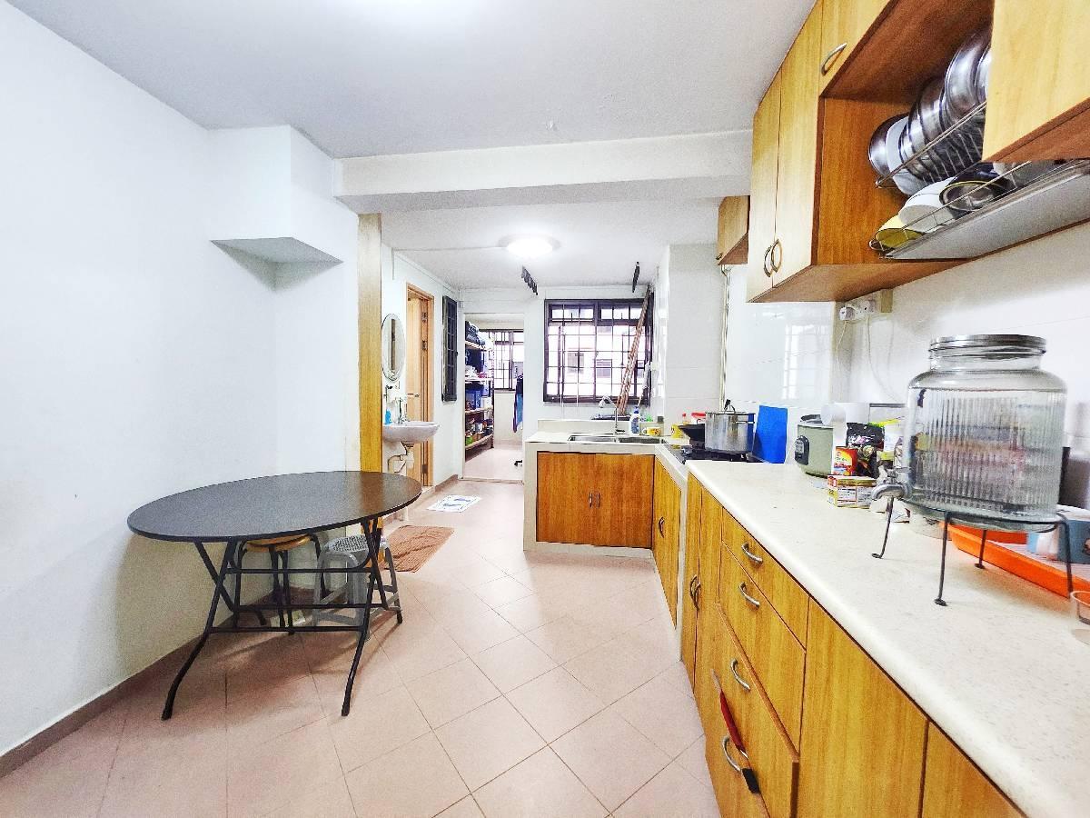 HDB Apartment for Sale, 112 Lorong 1 Toa Payoh HDB Apartment For Sale, $390,000, 2 Bed 2 Bath 700 sqft $557.00 psf, SGD 390,000 | 99-year Leasehold