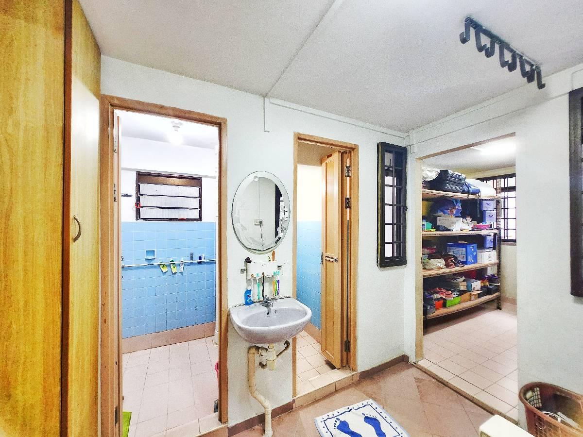 HDB Apartment for Sale, 112 Lorong 1 Toa Payoh HDB Apartment For Sale, $390,000, 2 Bed 2 Bath 700 sqft $557.00 psf, SGD 390,000 | 99-year Leasehold