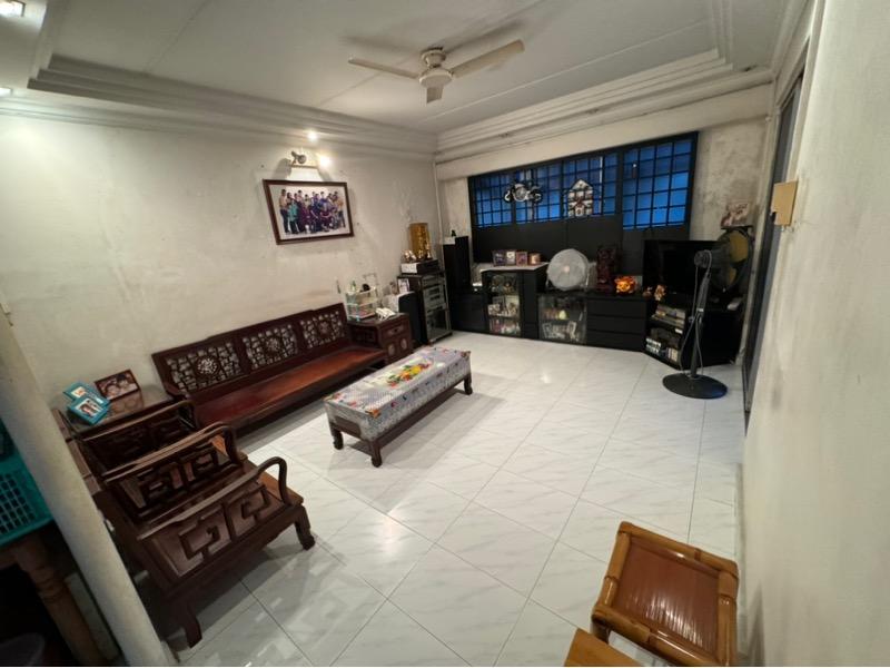 Prop-GPT: HDB Apartment: D18 Pasir Ris 111 Pasir Ris Street 11