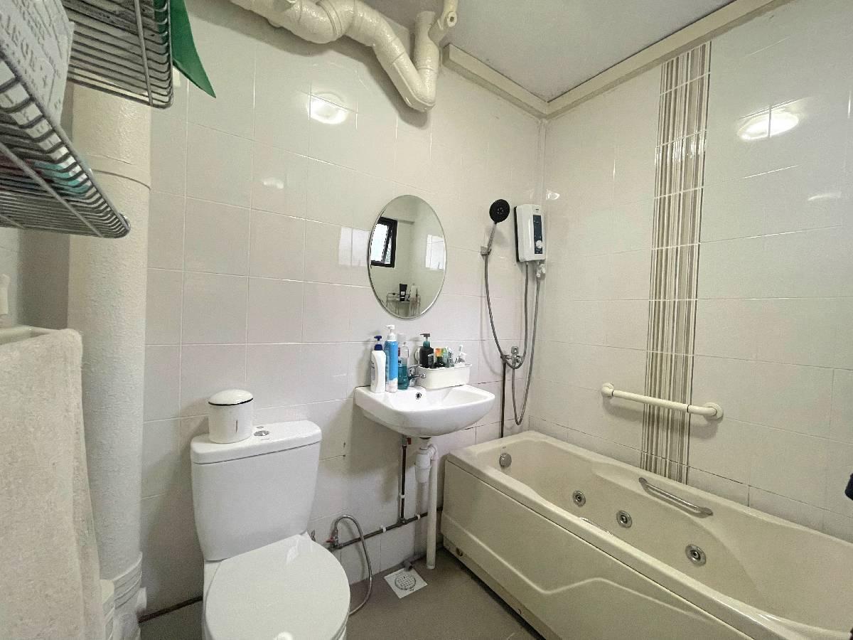 HDB Apartment for Sale, 542 Bukit Batok Street 52 HDB Apartment For Sale, $820,000, 4 Bed 3 Bath 1,572 sqft $522.00 psf, SGD 820,000 | 99-year Leasehold
