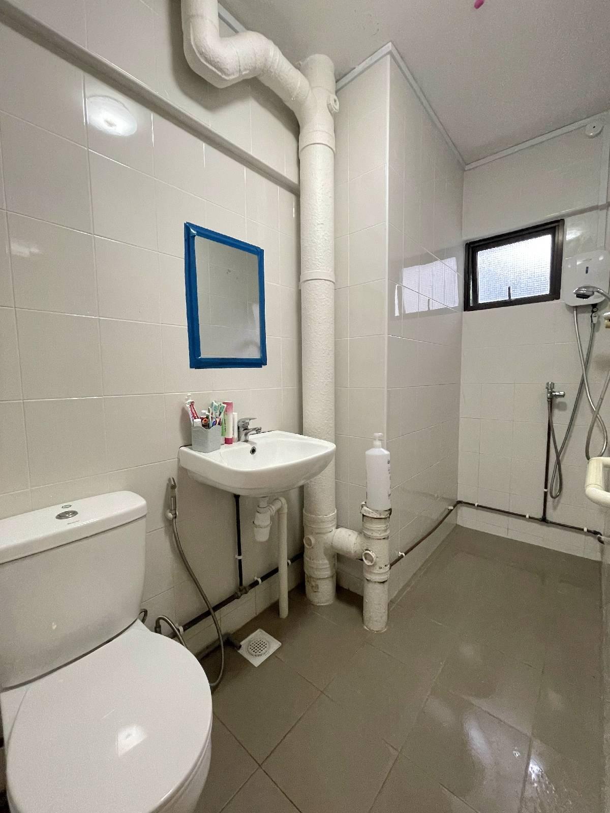 HDB Apartment for Sale, 542 Bukit Batok Street 52 HDB Apartment For Sale, $820,000, 4 Bed 3 Bath 1,572 sqft $522.00 psf, SGD 820,000 | 99-year Leasehold