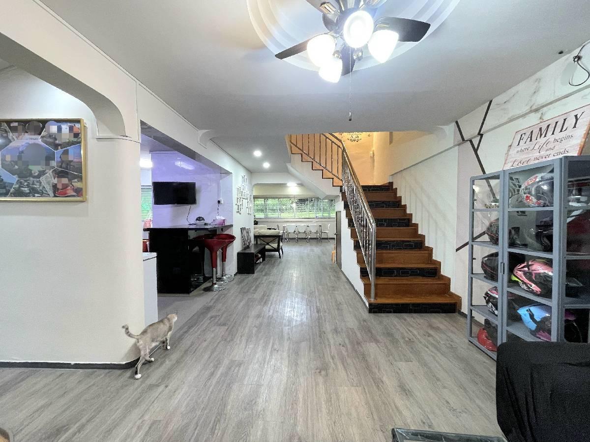 HDB Apartment for Sale, 542 Bukit Batok Street 52 HDB Apartment For Sale, $820,000, 4 Bed 3 Bath 1,572 sqft $522.00 psf, SGD 820,000 | 99-year Leasehold