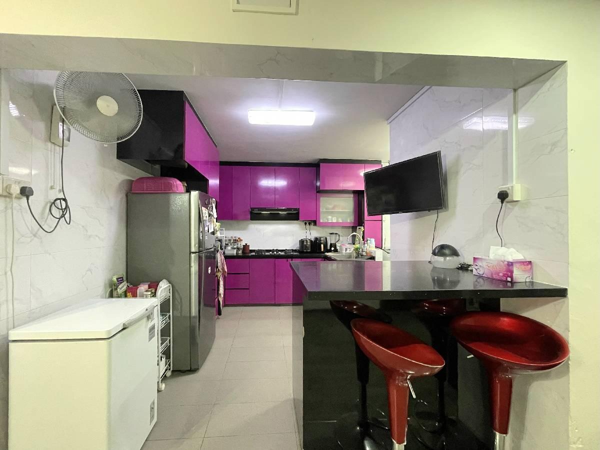 HDB Apartment for Sale, 542 Bukit Batok Street 52 HDB Apartment For Sale, $820,000, 4 Bed 3 Bath 1,572 sqft $522.00 psf, SGD 820,000 | 99-year Leasehold