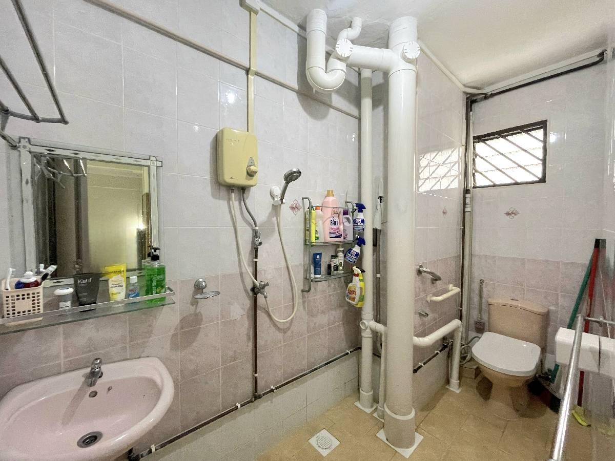 HDB Apartment for Sale, 337 Jurong East Avenue 1 HDB Apartment For Sale, $780,000, 3 Bed 3 Bath 1,582 sqft $493.00 psf, SGD 780,000 | 99-year Leasehold