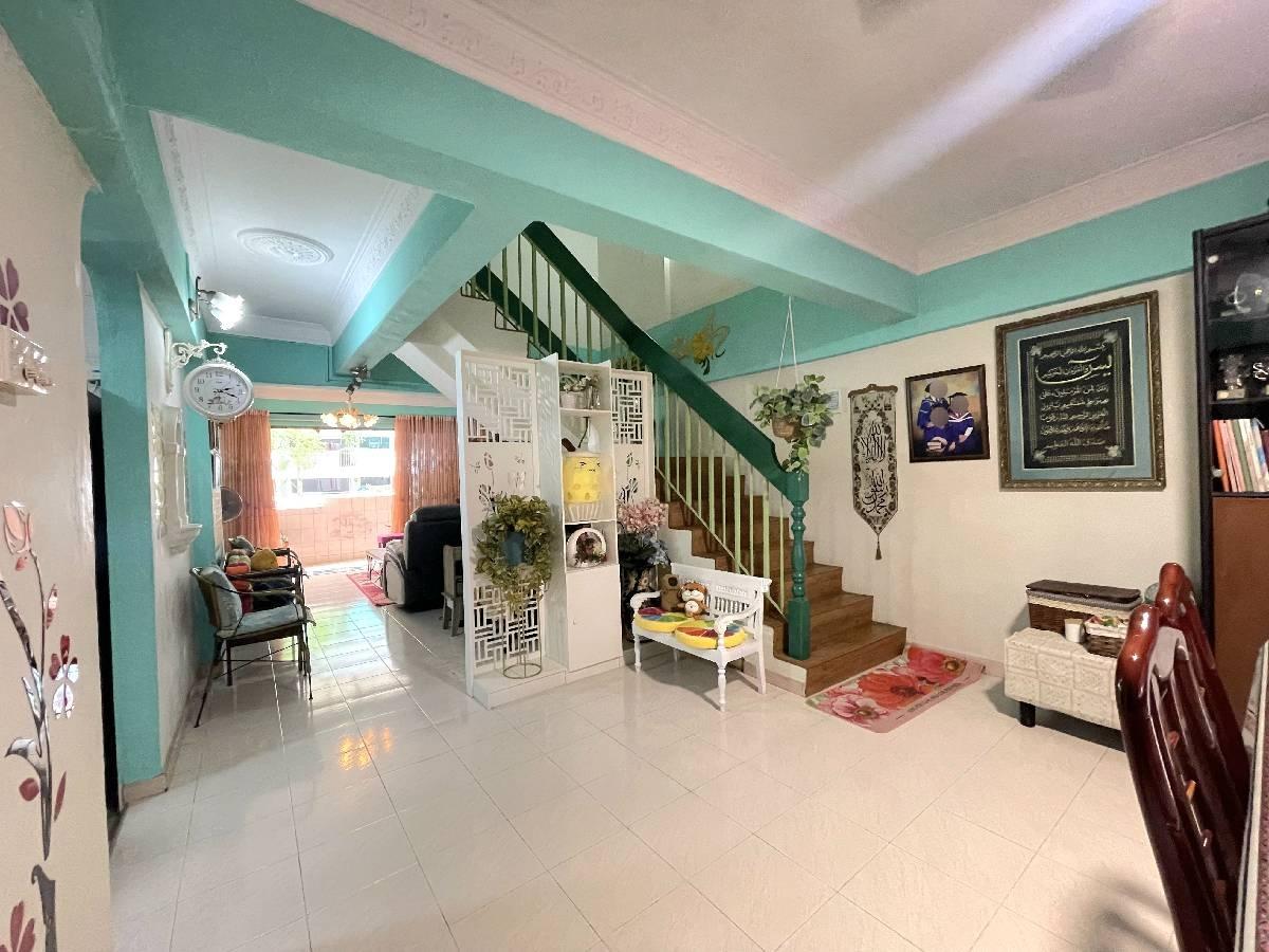 HDB Apartment for Sale, 337 Jurong East Avenue 1 HDB Apartment For Sale, $780,000, 3 Bed 3 Bath 1,582 sqft $493.00 psf, SGD 780,000 | 99-year Leasehold