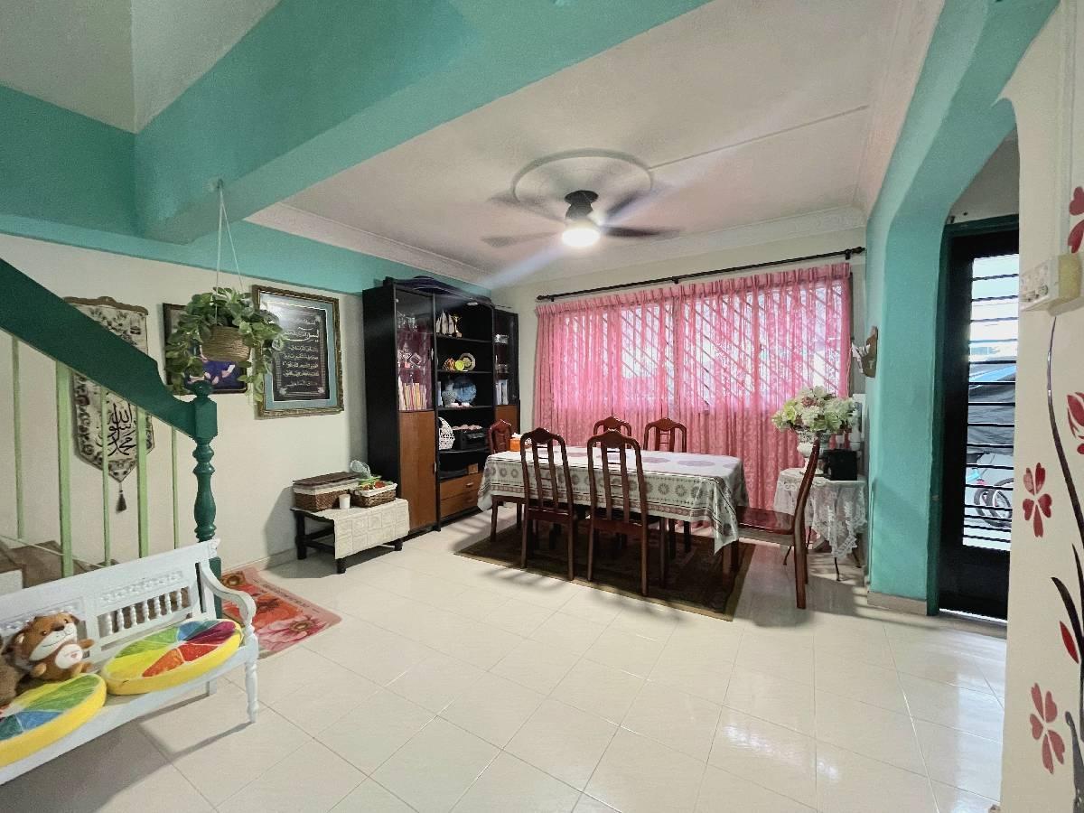 HDB Apartment for Sale, 337 Jurong East Avenue 1 HDB Apartment For Sale, $780,000, 3 Bed 3 Bath 1,582 sqft $493.00 psf, SGD 780,000 | 99-year Leasehold
