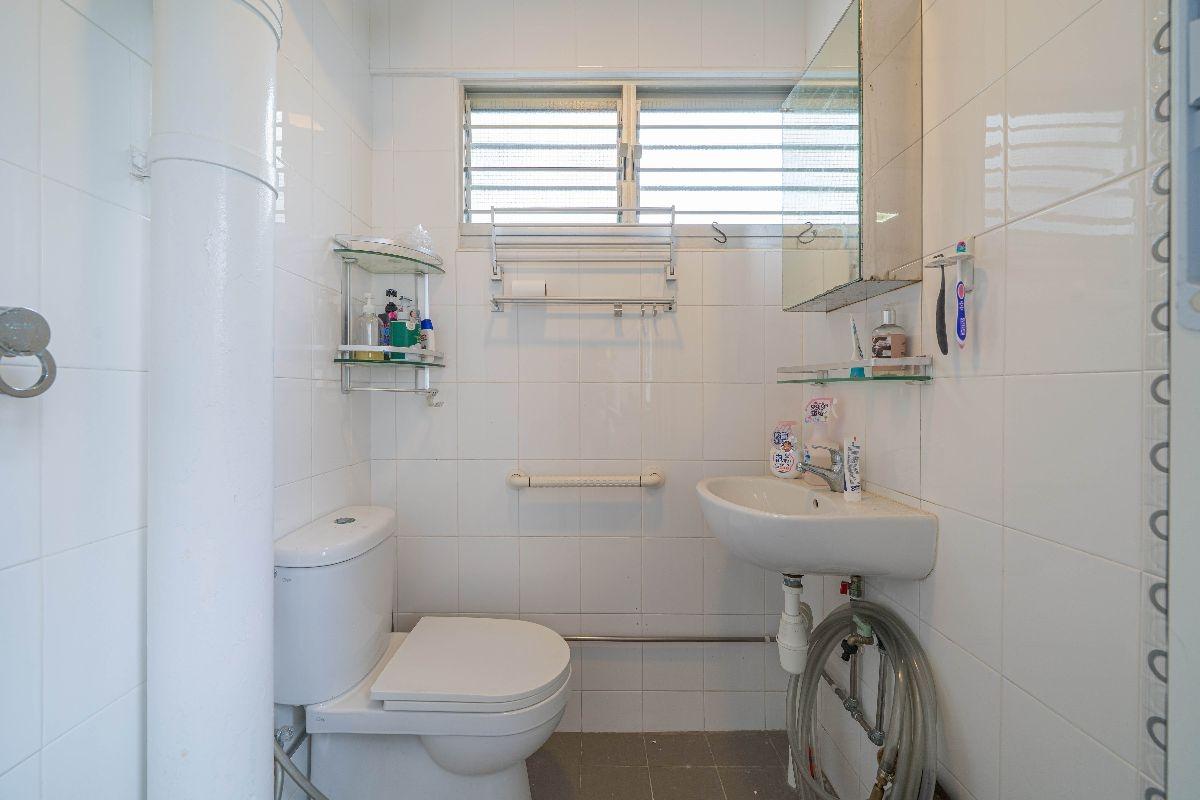 HDB Apartment for Sale, 217 Serangoon Avenue 4 HDB Apartment For Sale, $550,000, 2 Bed 2 Bath 721 sqft $763.00 psf, SGD 550,000 | 99-year Leasehold