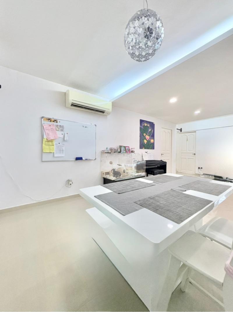 HDB Apartment for Sale, 635 Jurong West Street 65 HDB Apartment For Sale, $678,000, 3 Bed 2 Bath 1,184 sqft $573.00 psf, SGD 678,000 | 99-year Leasehold