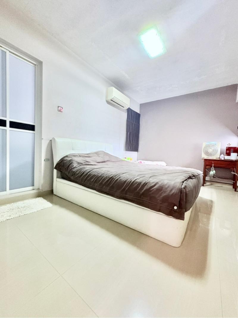 HDB Apartment for Sale, 635 Jurong West Street 65 HDB Apartment For Sale, $678,000, 3 Bed 2 Bath 1,184 sqft $573.00 psf, SGD 678,000 | 99-year Leasehold