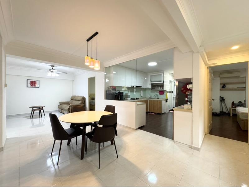 Prop-GPT: HDB Apartment: D18  373 Tampines Street 34