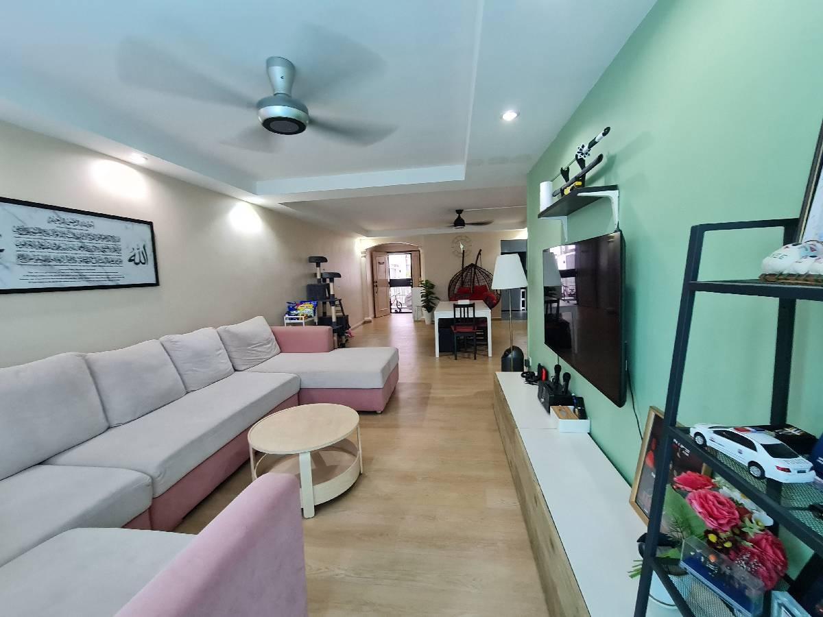 Prop-GPT: HDB Apartment: D19 Punggol 190 Punggol Central