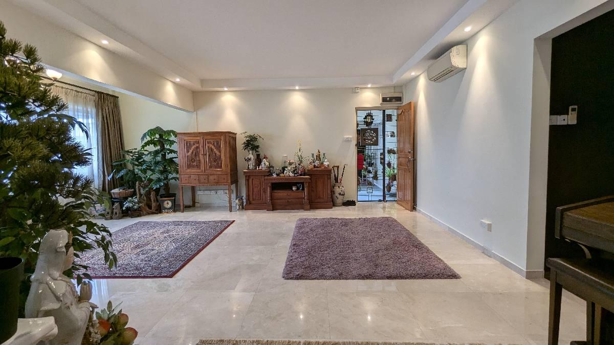 Prop-GPT: HDB Apartment: D18 Pasir Ris 645 Pasir Ris Drive 10