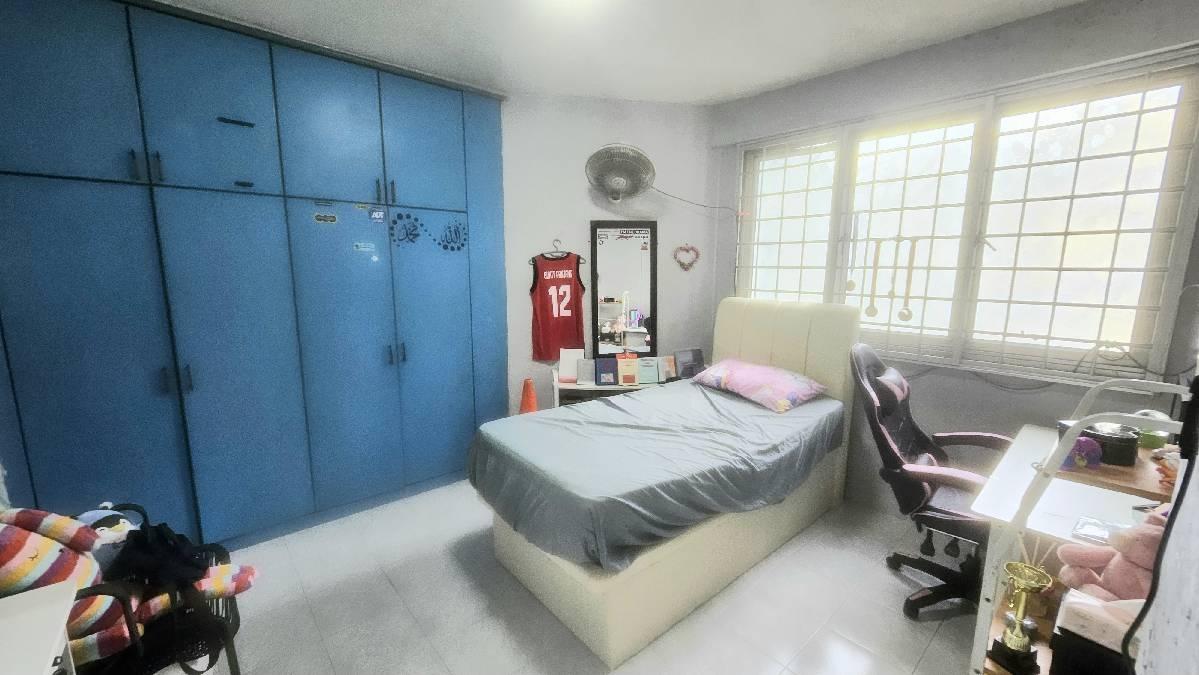 HDB Apartment for Sale, 404 Fajar Road HDB Apartment For Sale, $560,000, 3 Bed 2 Bath 1,152 sqft $486.00 psf, SGD 560,000 | 99-year Leasehold