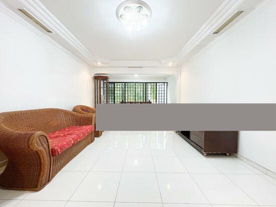 Prop-GPT: HDB Apartment: D18  233 Tampines Street 21