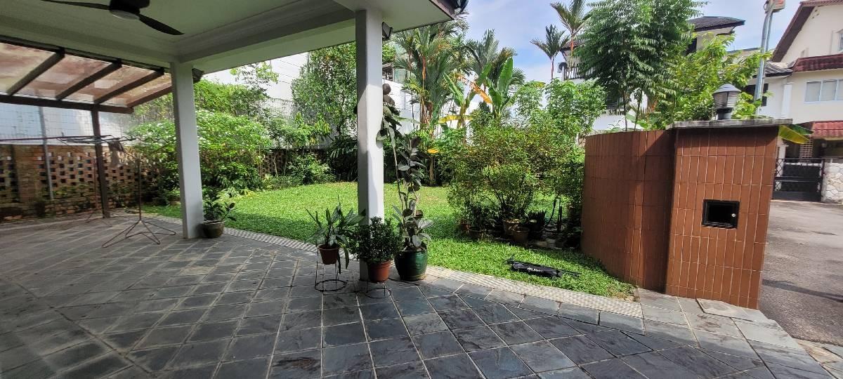 Prop-GPT: Semi-Detached: D11  Rare 3 storey semi-D 1km to Nanyang and Raffles