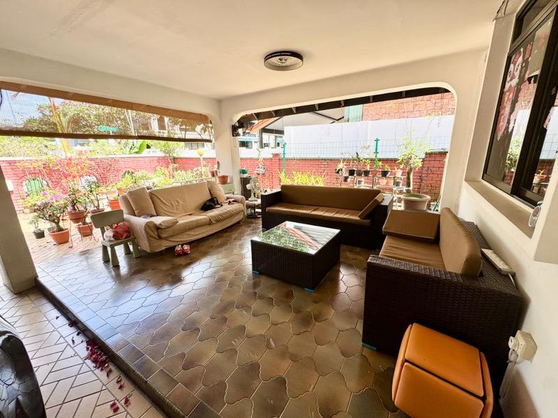 Prop-GPT: Terrace: D13  SENNETT ESTATE
