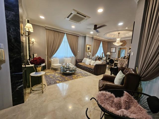 Prop-GPT: Semi-Detached: D17   Eminence Landed  D17 Renovated 3 Sty Semi D @ Upper Changi Estate