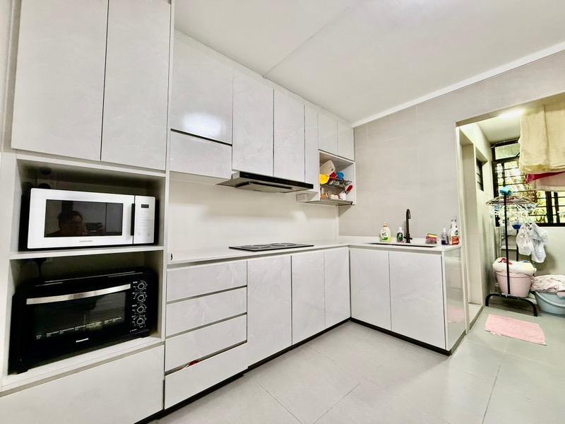 HDB Apartment for Sale, 916 Hougang Avenue 9 HDB Apartment For Sale, $720,000, 3 Bed 2 Bath 1,291 sqft $558.00 psf, SGD 720,000 | 99-year Leasehold
