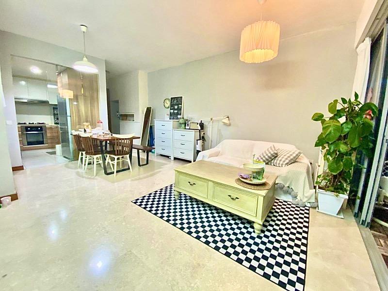 Prop-GPT: Condominium: D16  Waterfront Key