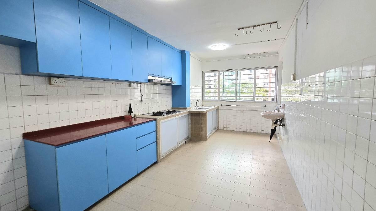 Prop-GPT: HDB Apartment: D22  211 Jurong East Street 21