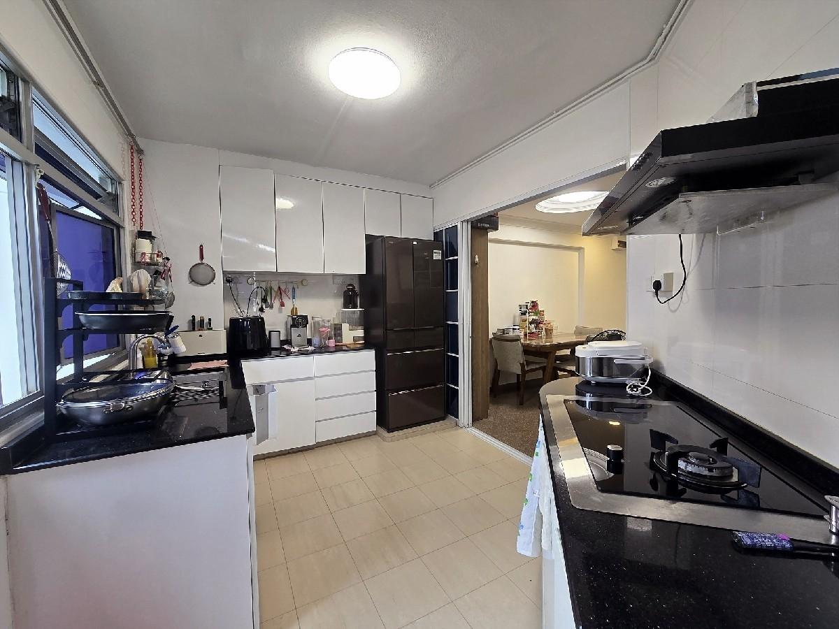 HDB Apartment for Sale, 288C Bukit Batok Street 25 HDB Apartment For Sale, $580,000, 3 Bed 2 Bath 969 sqft $599.00 psf, SGD 580,000 | 99-year Leasehold